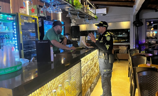 Funcionario policial brindando recomendaciones a un ciudadano trabajador en el sector gastronómico al norte de la ciudad  