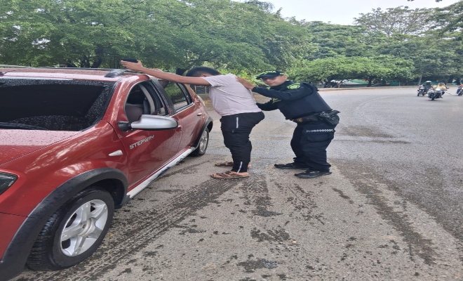 Un policía realizando registro a un ciudadano 