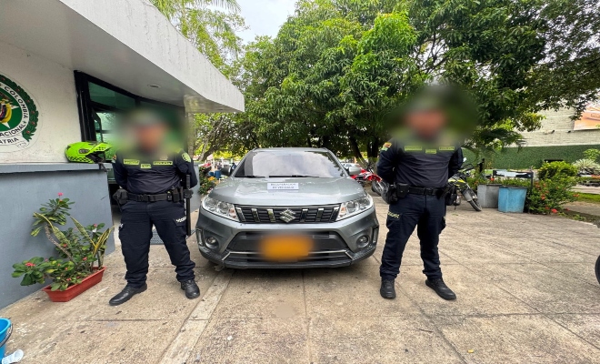 dos uniformados de la policía nacional adscrito a la metropolitana de san jerónimo de montería  con una recuperación de un vehículo al norte de la ciudad