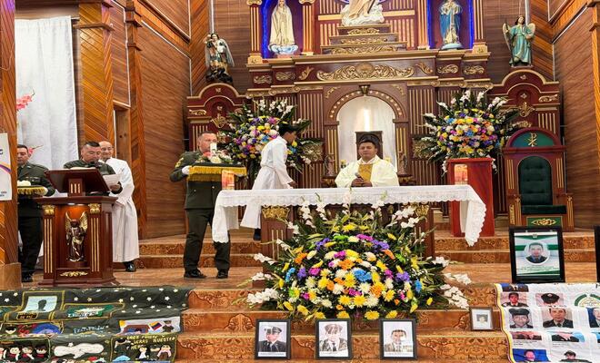 Cuadros de los policías asesinados dentro de una iglesia 