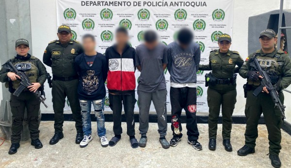 Cuatro polic&iacute;as del GAULA custodian a cuatro capturados