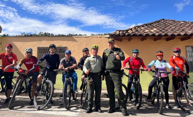 La Policía Nacional acompaña a ciclistas en Pasto en un recorrido hasta Nariño para conmemorar el Día Mundial de la Bicicleta