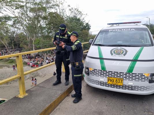 Dos polic&iacute;as realizando vigilancia a&eacute;rea con dron durante operativo