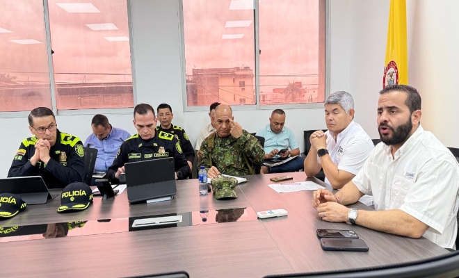 cuatro uniformados en reuni&oacute;n con el se&ntilde;or gobernador de cordoba y funcionarios de la alcald&iacute;a municipal  