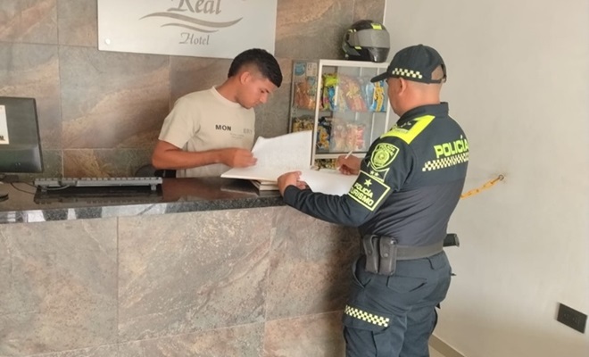 un Policía con un ciudadano