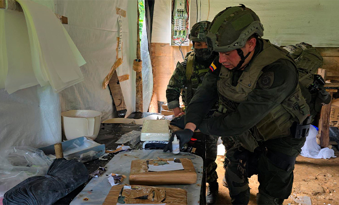 Funcionario de Policía realiza prueba de PIPH a elemento incautado.