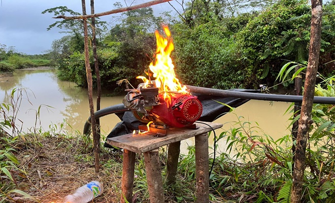 Policía destruye maquinaria amarilla