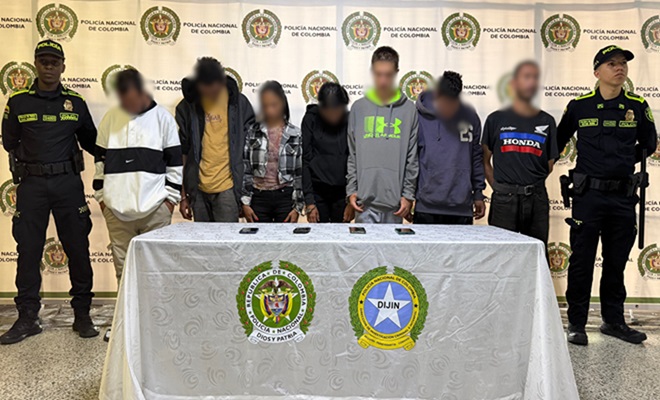 7 personas capturadas de pie en un banner institucional
