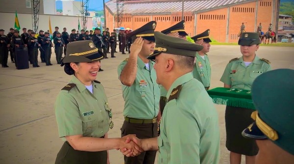 Dos policías saludándose