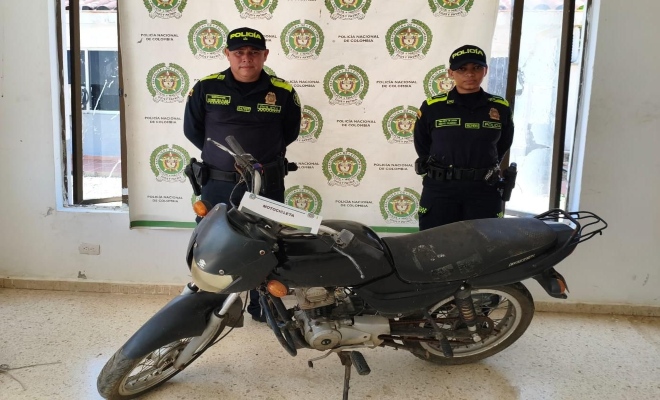 Dos policías y una moto