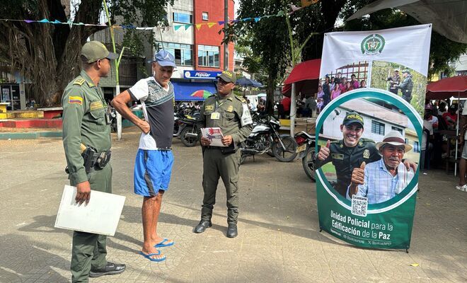 Dos policías hablando con un ciudadano