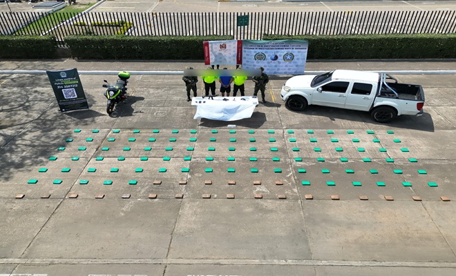 Fotografía de los 120 paquetes de marihuana tipo cripy, 1 revólver calibre 38 Special, 1 arma tipo pistola traumática, 1 fusil deportivo y 4 cartuchos calibre 38