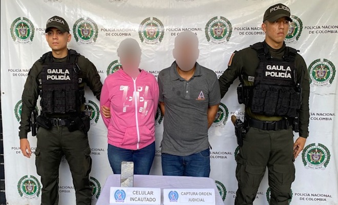 Dos capturados custodiados por dos policías