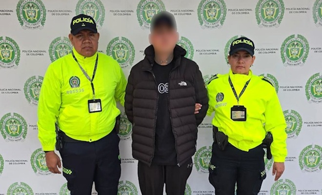 Dos uniformados y un capturado