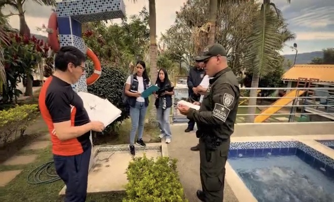 Cuatro personas entre entes administrativos y un funcionario policial 