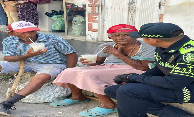 Patrullero y adultos mayores