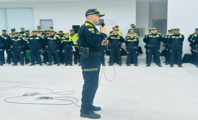 un policía brindándoles recomendaciones a un personal sobre el plan electoral