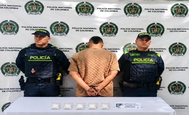 Persona capturada en Backing Institucional custodiada por policías y elementos incautados 