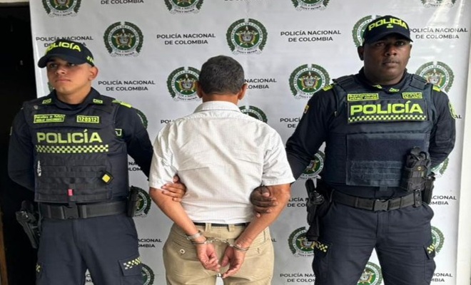 dos policías y un capturado 