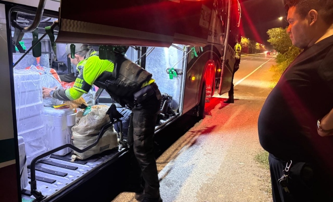 Policía de transito realizando registro a vehículo