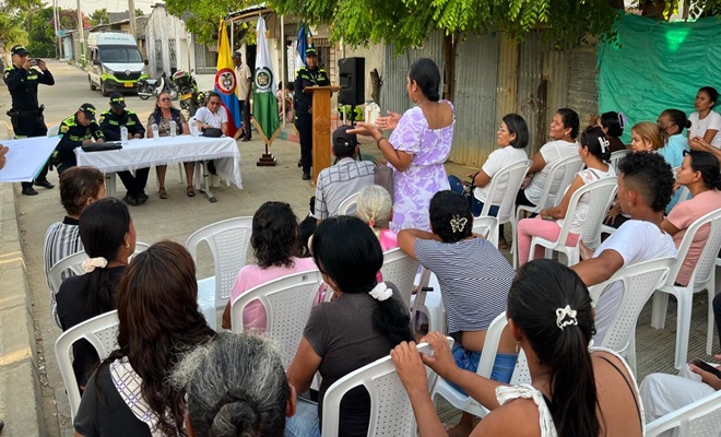 Polic&iacute;a dialogando con la comunidad