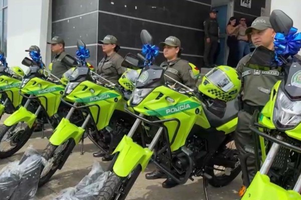 Entrega de seis motocicletas uniformadas