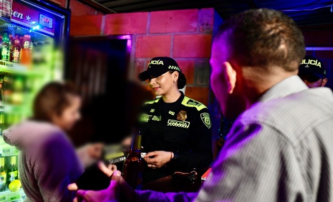 Entrega volantes recomendaciones de seguridad