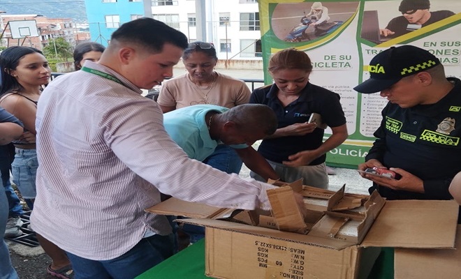 Policías y funcionarios de secretaria entregan candados alarma