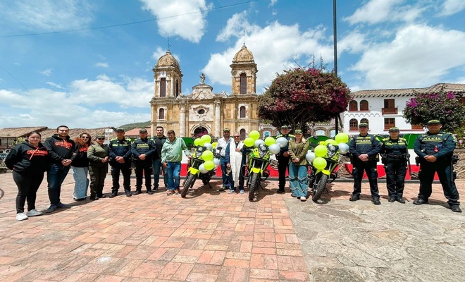 Alcaldía de Tibasosa fortalece la seguridad con la entrega de tres motocicletas a la Policía