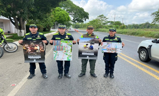 cuatro uniformados realizando una campa&ntilde;a de prevenci&oacute;n &ldquo;Rutas Seguras en las v&iacute;as de la ciudad de monter&iacute;a   