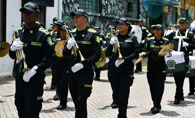 Estudiantes marchando en el desfile de el Romeral