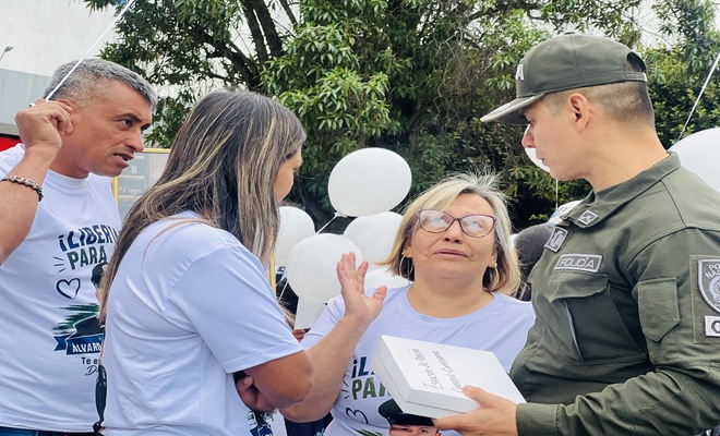 Uniformado abrazando y apoyando la familia de uniformado secuestrado