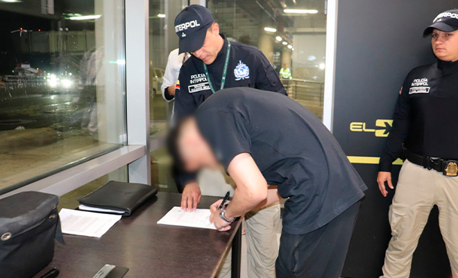 Alias Osmar Ferrer firma la documentación para ser extraditado a Chile.