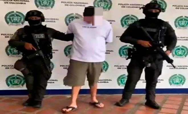 Una persona capturada por dos policías