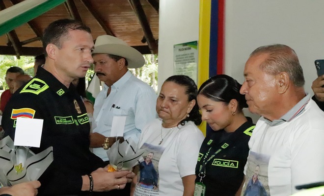 Familia de un uniformado fallecido recibiendo reconocimiento especial