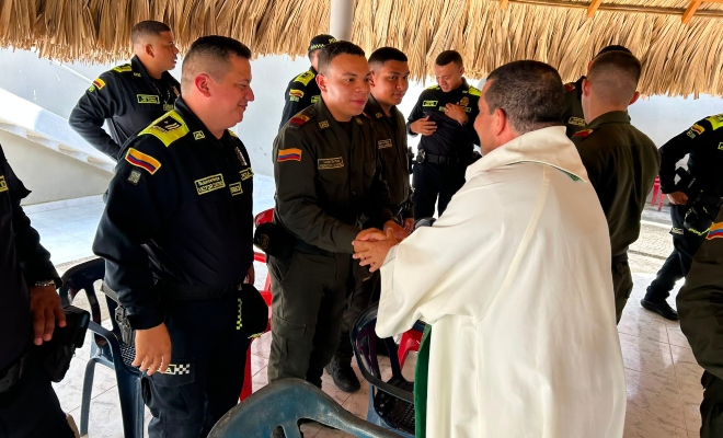 Señor presbítero de la Policía Metropolitana de San Jerónimo de Montería saludando a un grupo de policías 