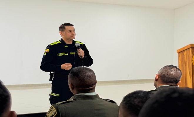 señor comandante de la policía metropolitana de montería en capacitación con el personal uniformados 