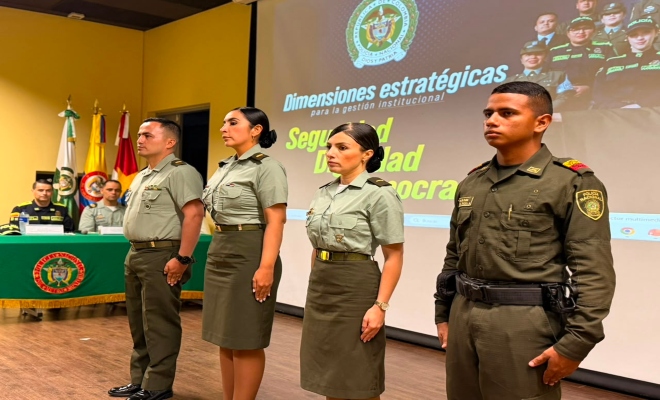 seis uniformados de la Policía nacional en reconocimiento personaje del mes de la metropolitana de san jerónimo de montería 