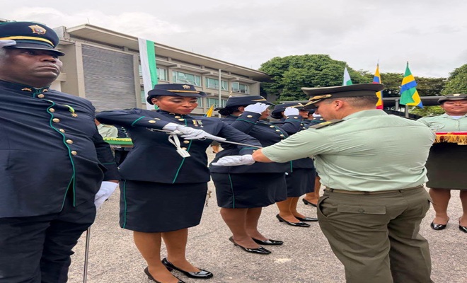 Oficial de la Policía Nacional impone las insignias del nuevo grado a una uniformada durante la ceremonia de ascensos realizada en el Departamento de Policía Chocó, acto que reconoció la trayectoria y compromiso de 58 policías chocoanos promovidos dentro de la Institución.