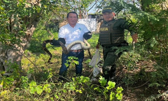 Un policía y un funcionario de  Corporación Regional Sur de Bolívar (CSB)