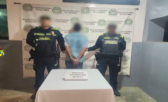 dos uniformados con una persona en calidad de captura por el delito de  velación habitación ajena  