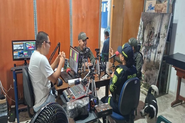 Tres Polic&iacute;as en emisora compartiendo recomendaciones clave de seguridad y autoprotecci&oacute;n