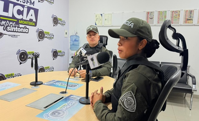 Dos policías hablando en programa radial