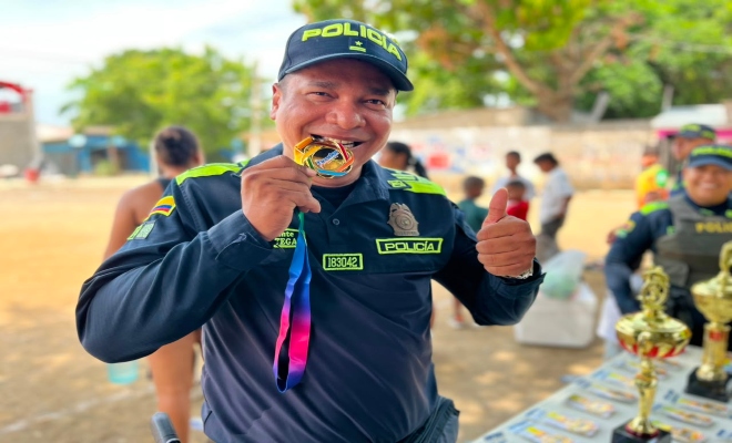 un uniformado de la Policía nacional participando en el evento partido de futbol del sector