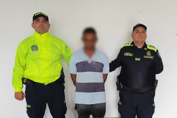 Dos policías un capturado por orden judicial en Montería