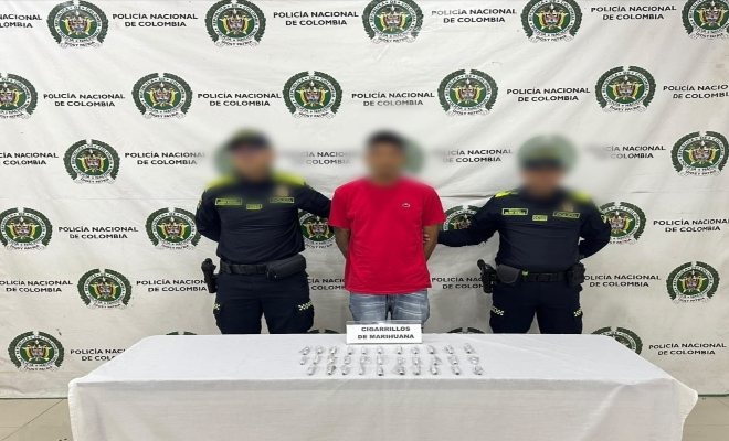 dos uniformados de la Policía nacional con una persona capturada por el delito de tráfico, fabricación o porte de estupefacientes.