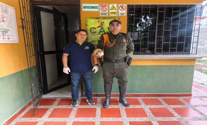 un ciudadano con un uniformado adscrito a la seccional de carabineros y protección ambiental 
