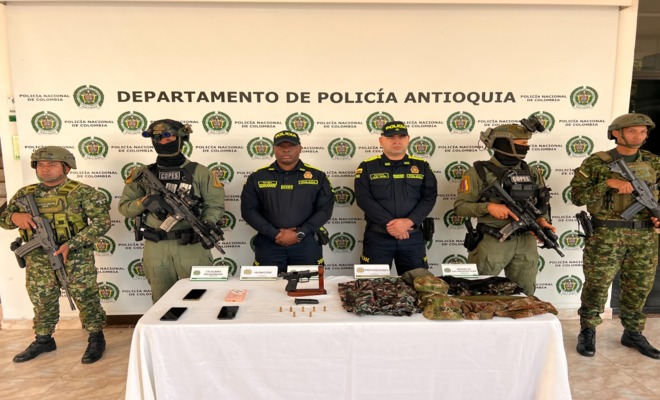 Cuatro polic&iacute;as y dos solados custodian armamento y prendas militares