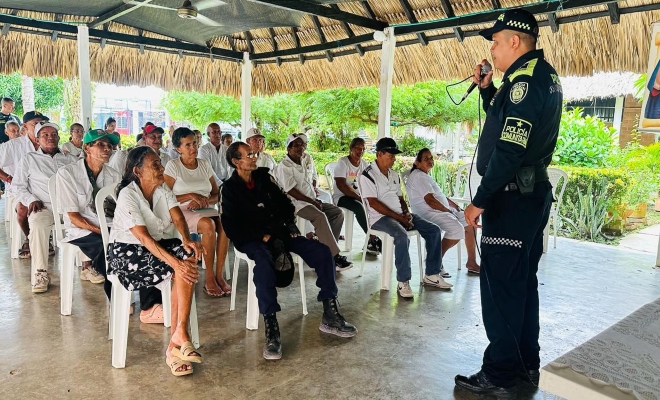 uniformado de la policía nacional realizó clausura para   