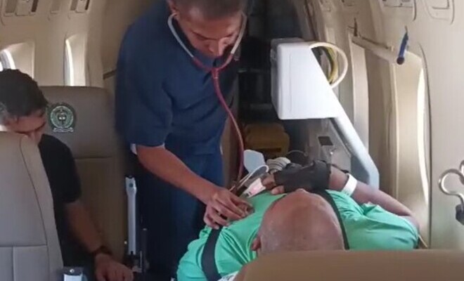 Un médico atiende a un paciente en la cabina de un avión ambulancia